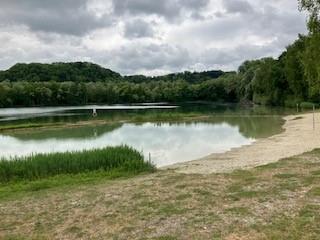 Badeweiher umgeben von Wald