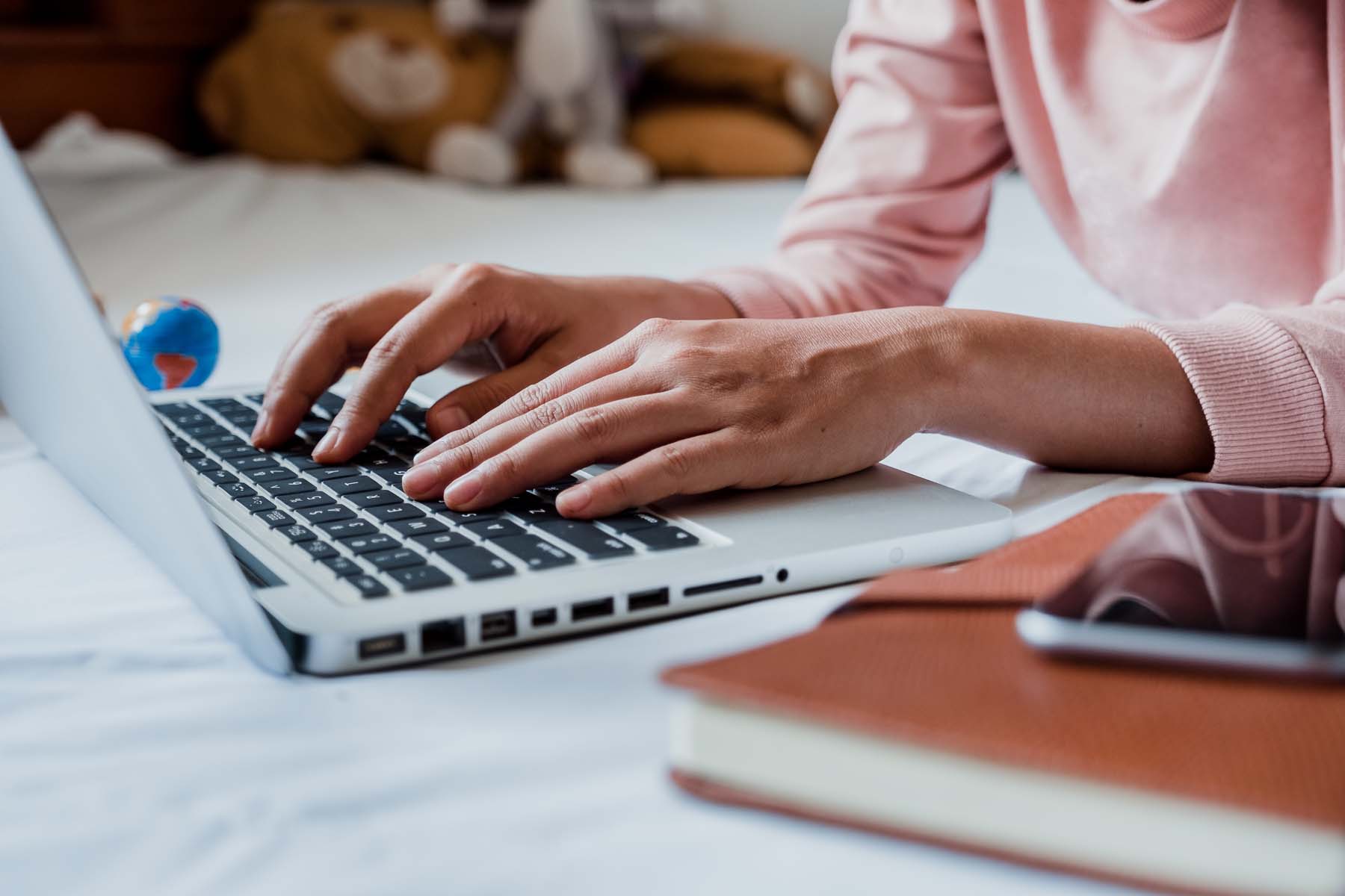 Frau tippt auf Laptop