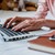 Frau tippt auf Laptop Frau tippt auf Laptop