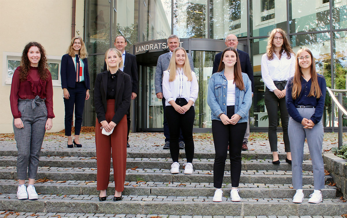 Junge Frauen stehen an einer Steintreppe