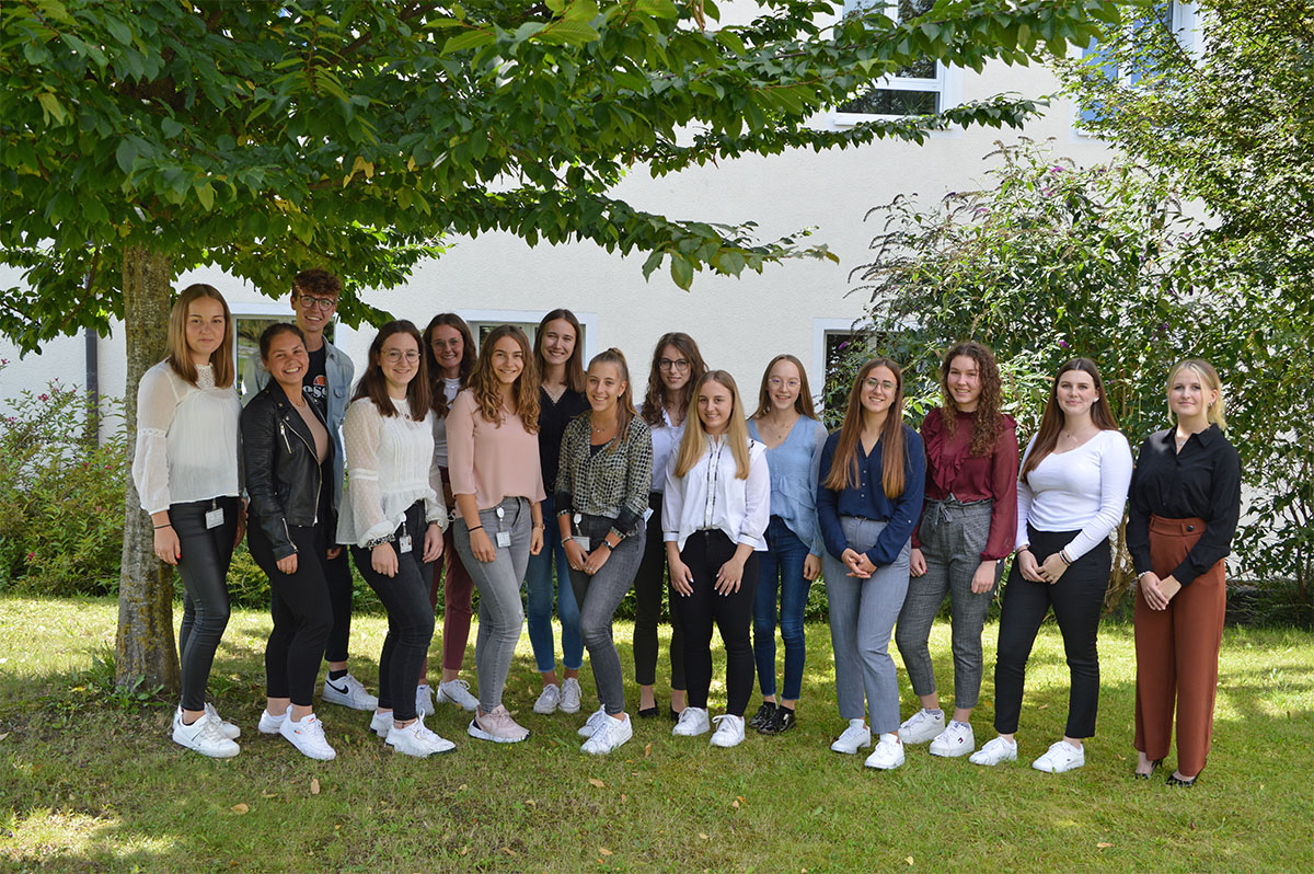 Gruppenfoto - Junge Frauen und ein Mann unter einem Baum