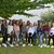 Gruppenfoto - Junge Frauen und ein Mann unter einem Baum