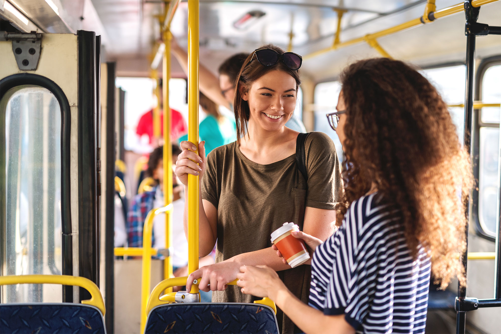 Frauen stehen in einem Bus