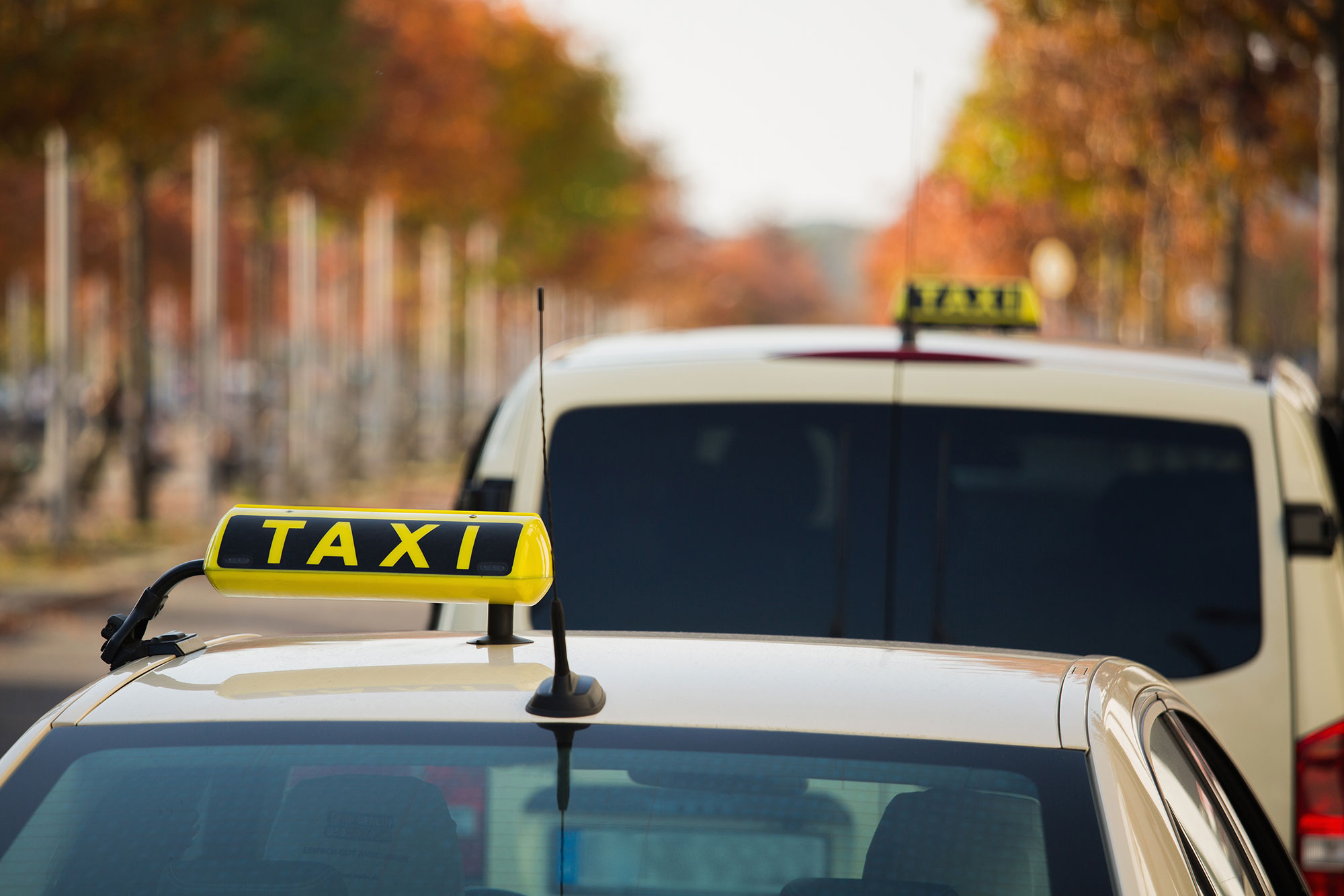 Parkende Taxis am Straßenrand