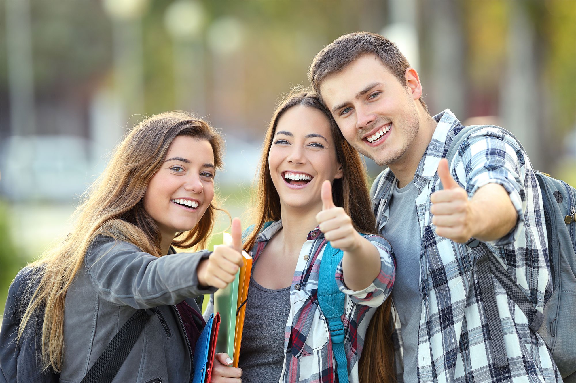 Studenten lächeln glücklich in die Kamera