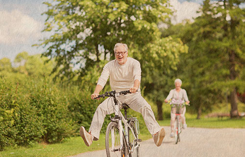 Ehepaar fährt Fahrrad