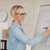 Frau zeichnet auf eine Flipchart