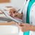 Patientenaufnahme: Arzthelferin mit Klemmbrett