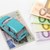 Türkises Miniaturauto Führerschein und Euroscheine