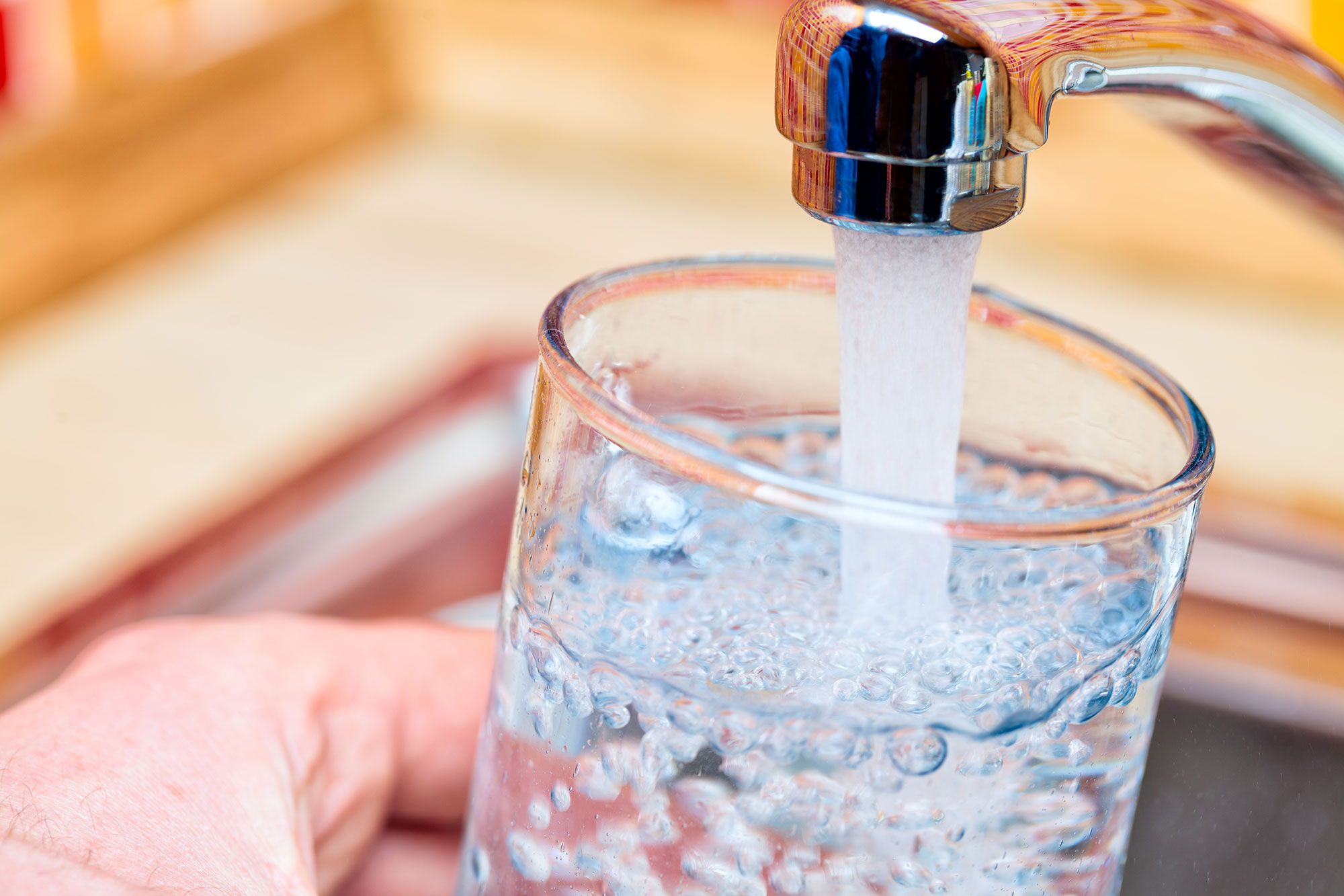 Wasser läuft aus Wasserhahn