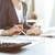 Frau und Mann arbeiten an Schriftverkehr in einem Büro Frau und Mann arbeiten an Schriftverkehr in einem Büro