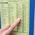 Finger zeigt auf Busfahrplan