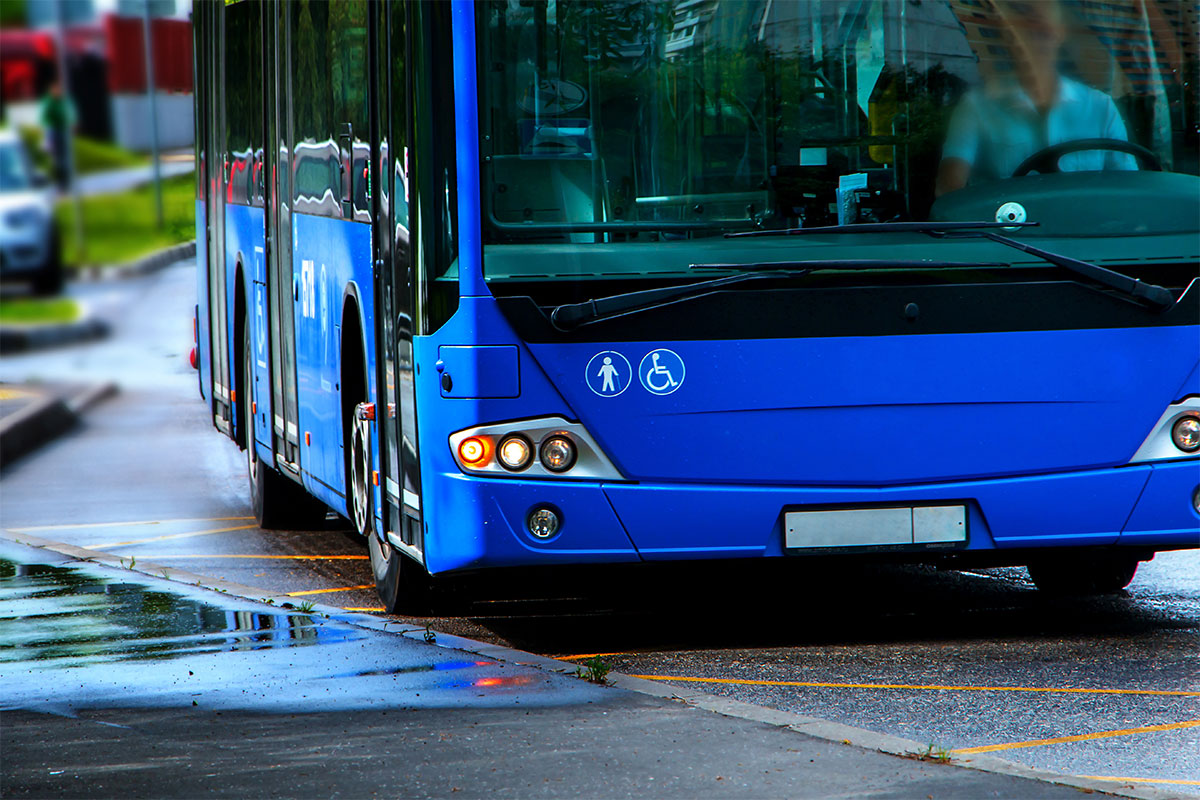 Blauer Bus auf einer Straße