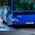 Blauer Bus auf einer Straße