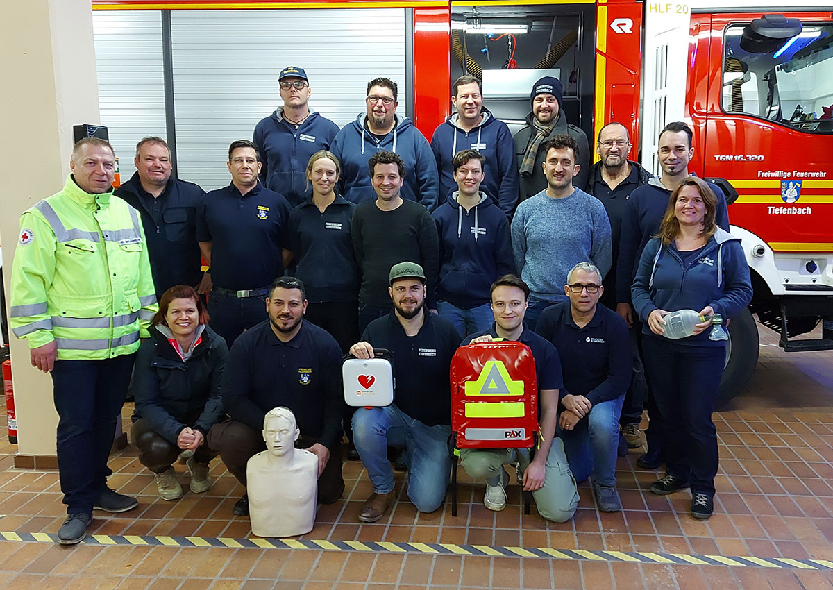 Ersthelfer der FF Tiefenbach am Defibrillator geschult