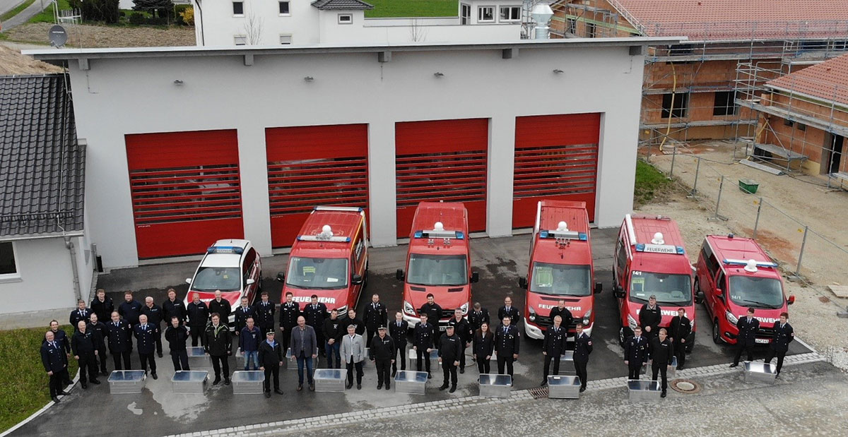 Feuerwehrmänner und Feuerwehrautos