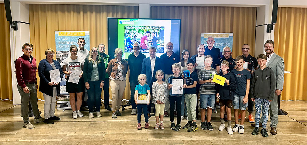 Die Gewinner des STADTRADELNS 2023 aus dem Landkreis Landshut und Markt Ergolding mit Landrat Peter Dreier, Erstem Bürgermeister Andreas Strauß (beide in der Mitte) sowie den Klimaschutzmanagern Thomas Kuntscher (links) und André von Mensenkampff (rechts).