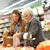 Frau hilft Seniorin beim Einkaufen