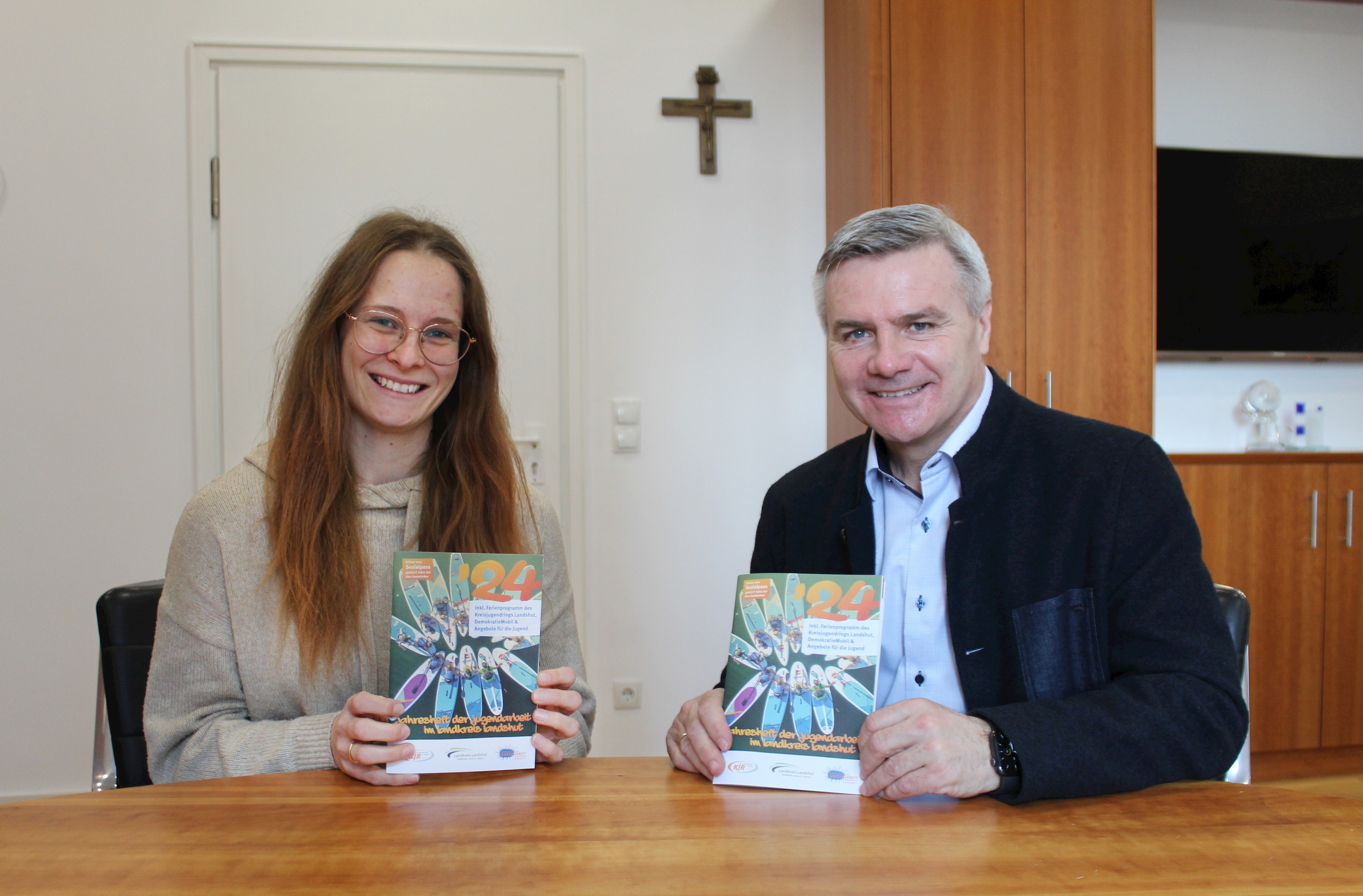 Kreisjugendring Landshut stellt Landrat Peter Dreier Ferienprogramm vor