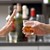 Hände, Glas mit Getränk