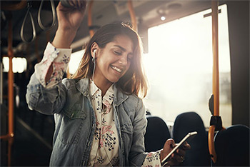 Frau in einem Bus