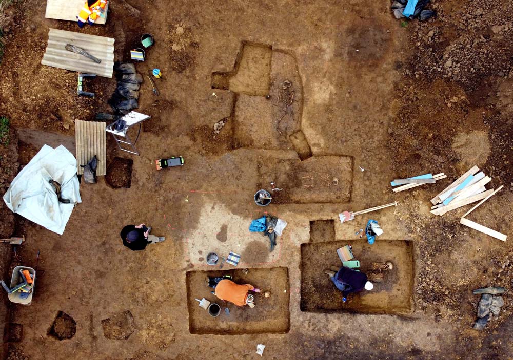 Bild: Die Ausgrabung zweier Bestattungen aus der Vogelperspektive (Foto: Landratsamt Landshut, Kreisarchäologie, Th. Richter).