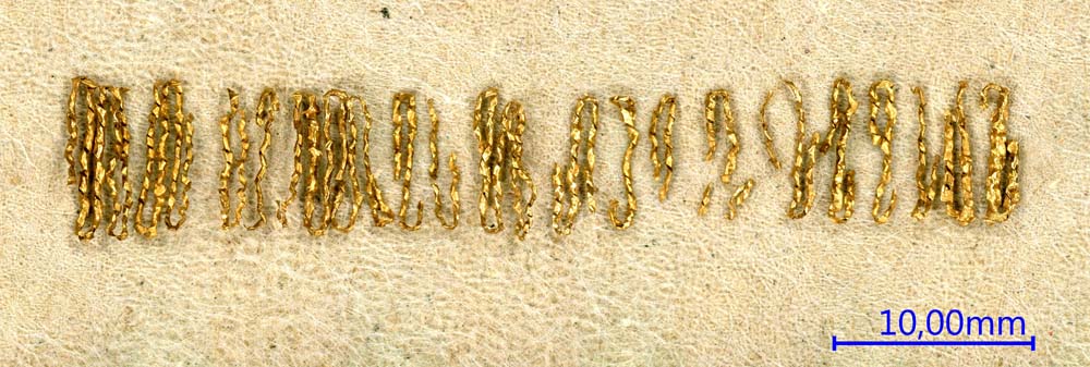Bild: Ein Teil der Goldfäden aus dem Schädelbereich nach der Restaurierung (Foto: Bayerisches Landesamt für Denkmalpflege, Referat B V, B. Herbold).