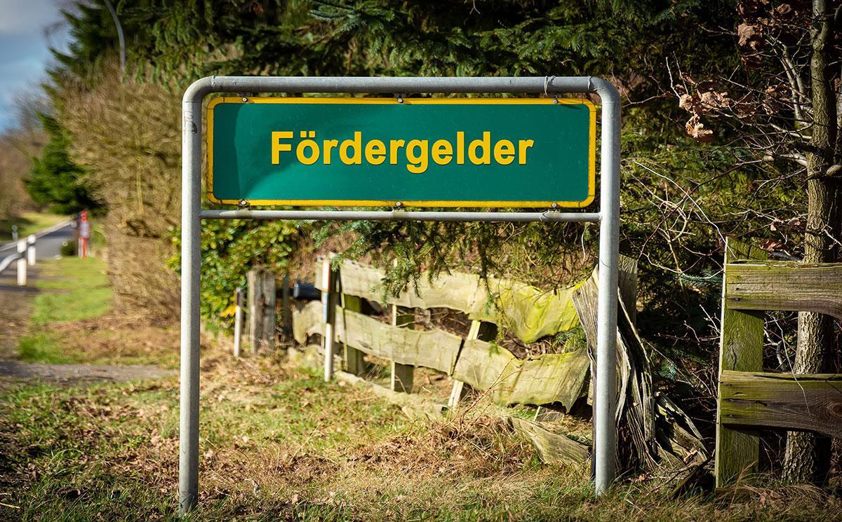 Schild mit Schriftzug Fördergelder
