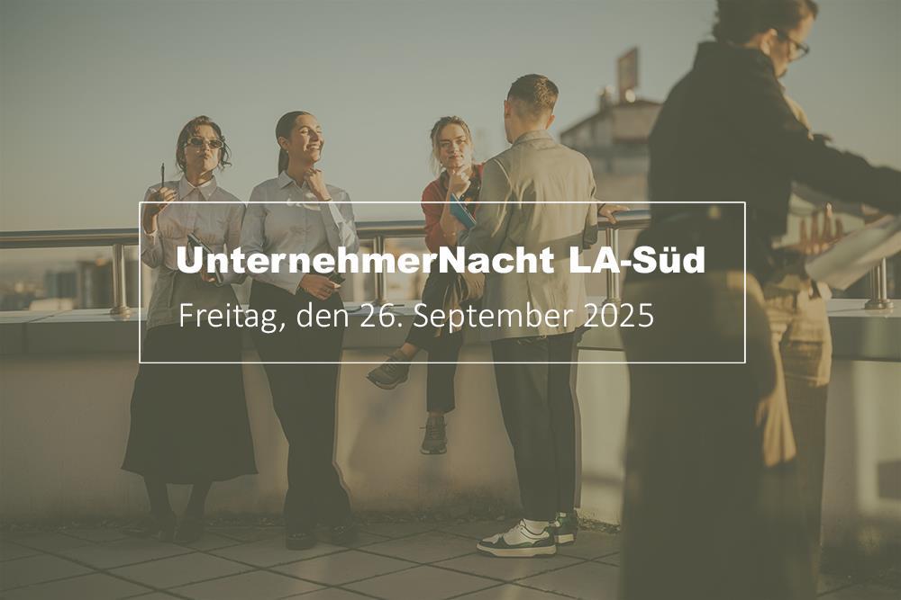 Menschen unterhalten sich auf einer Dachterasse
