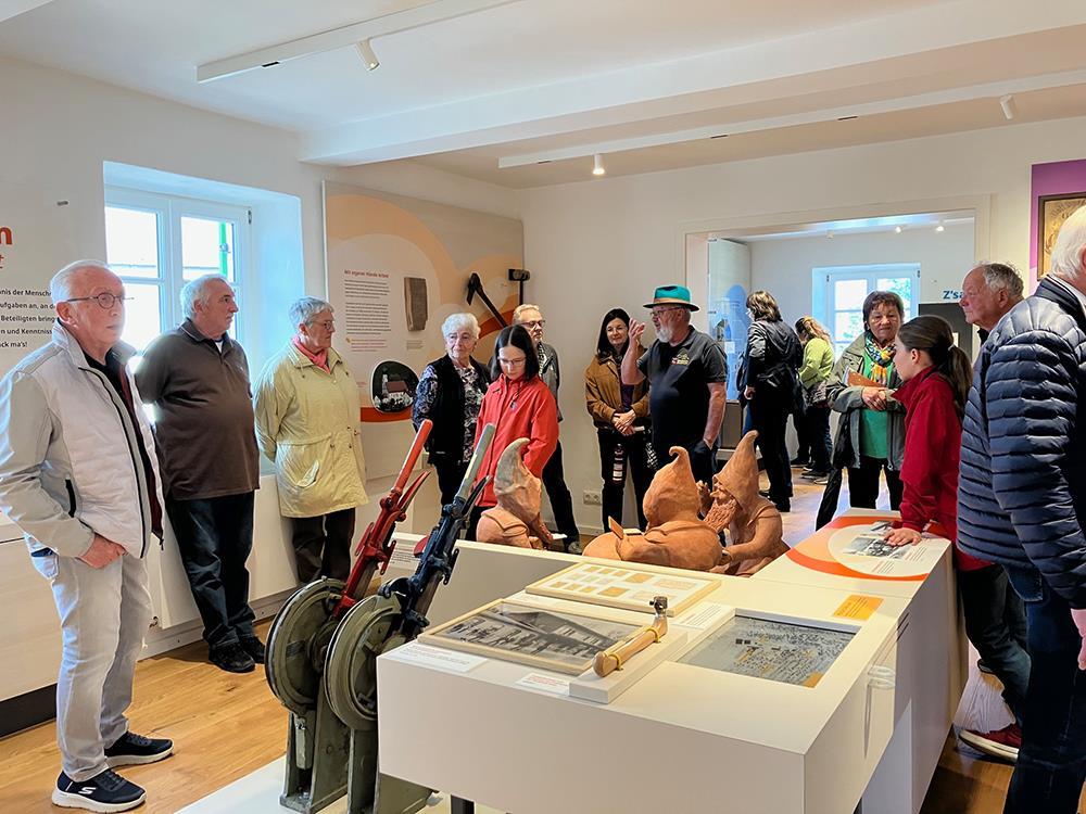 Menschen in einem Museum
