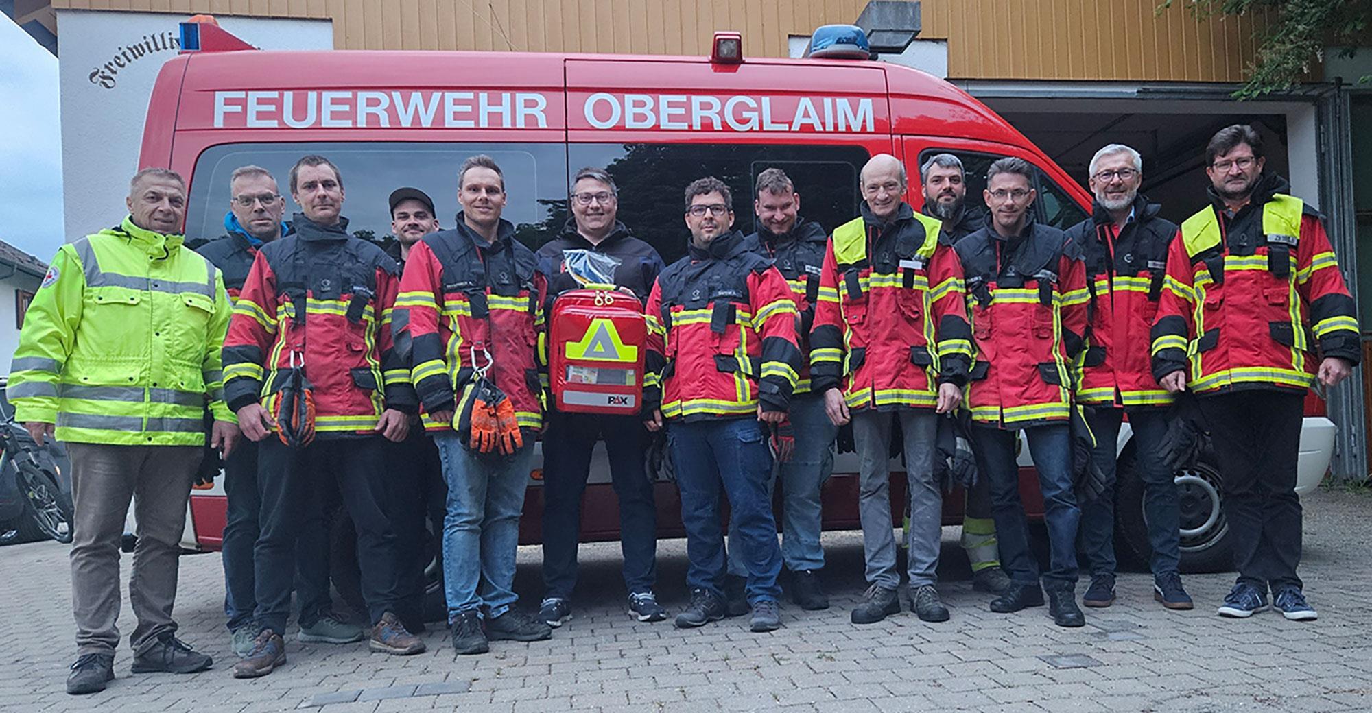 DEFI-Schulung Oberglaim Personen vor Feuerwehrauto