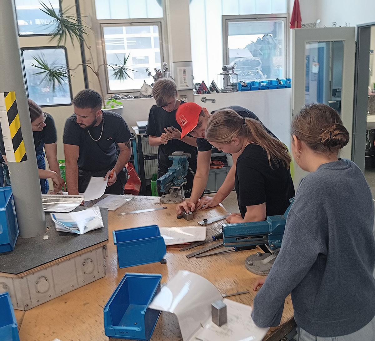 Jobtour-Pfingsten Bei der Jobtour des Landkreises Landshut erhielten die Teilnehmerinnen und Teilnehmer erste Einblicke in verschiedene Berufsfelder und durften sich – wie hier bei SPIE SE – an eigenen Arbeiten versuchen.