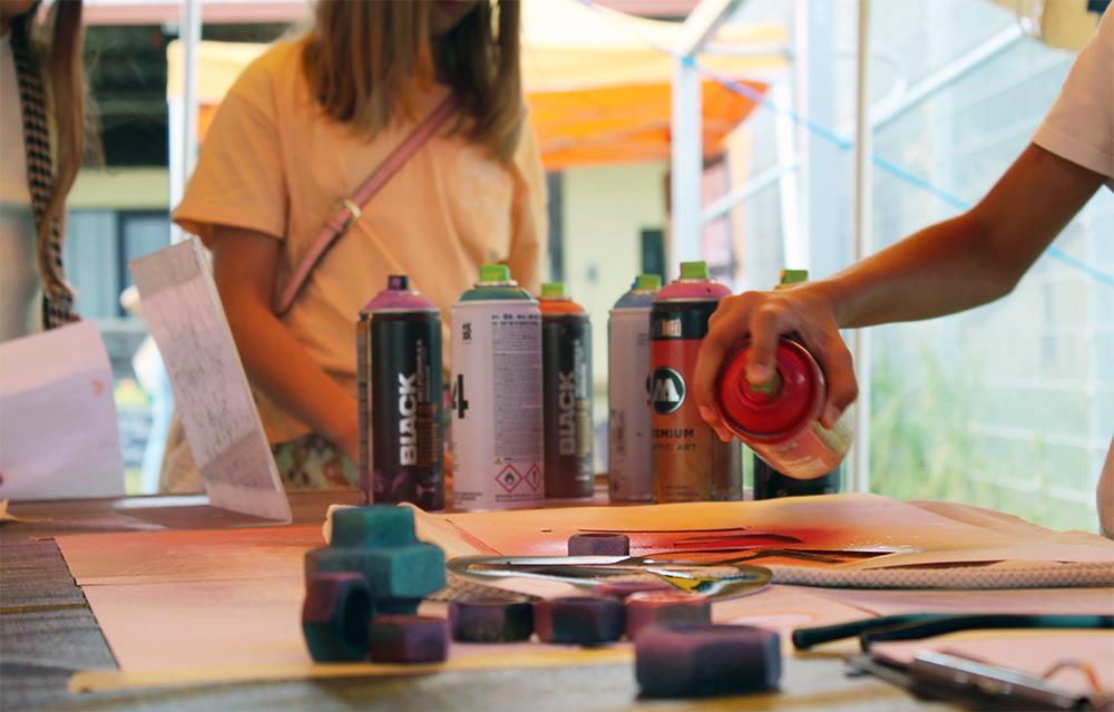 Kinder sprühen mit Spraydosen