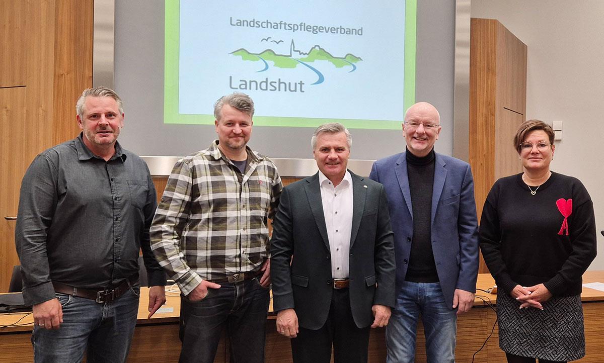 Landrat Peter Dreier (Mitte, mit Oberbürgermeister Alexander Putz und den Mitarbeitern des LPV) ist seit Jahren Vorsitzender des Landschaftspflegeverbandes Landshut – und fordert finanzielle Unterstützung von Bund zum Erhalt der Verbände.