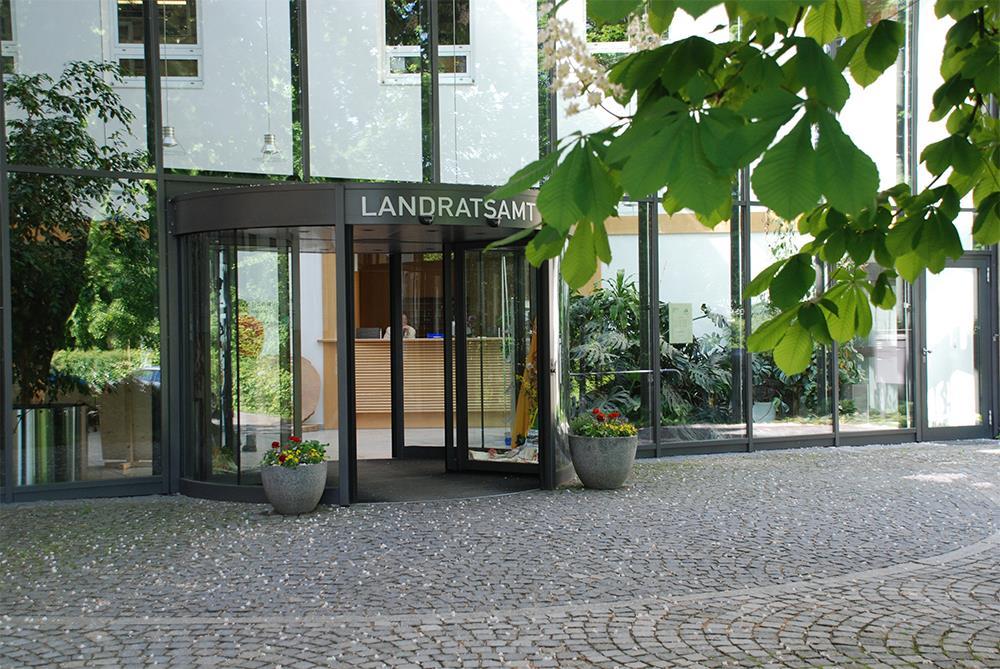 Eingangstür mit der Aufschrift Landratsamt
