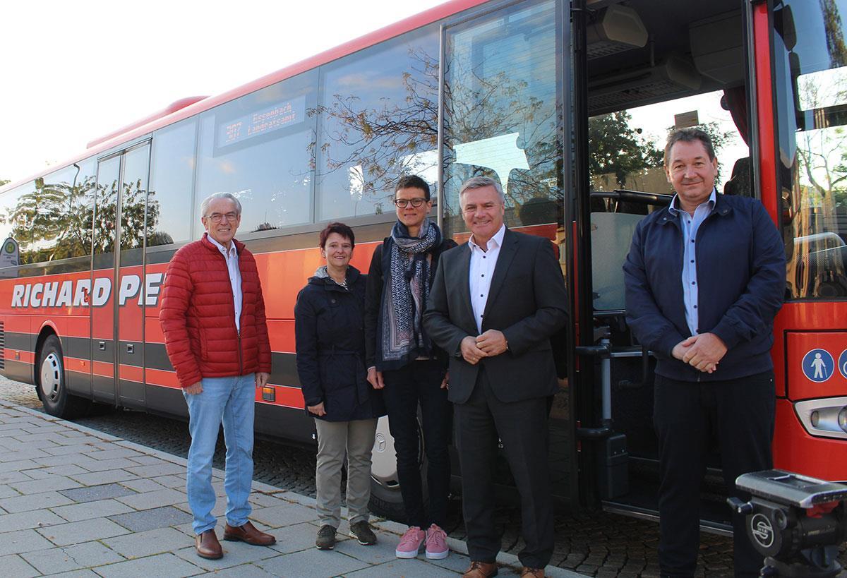 Personen vor Bus