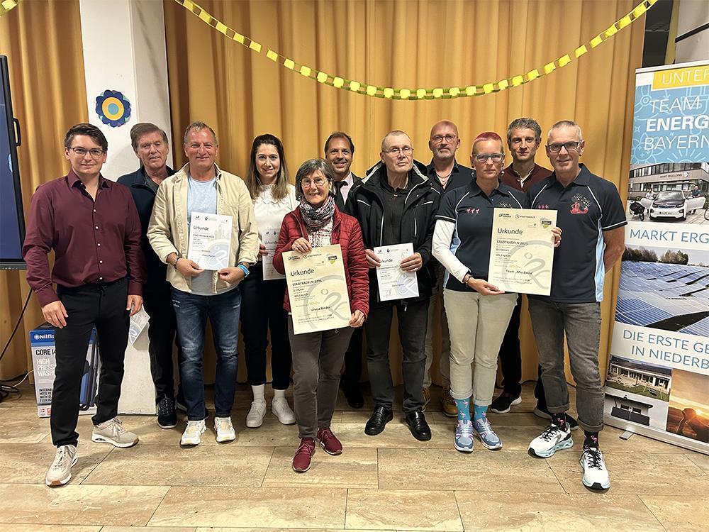 Gruppe von Menschen - Frau im Vordergrund hält Plakat