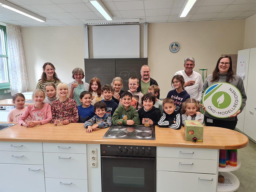 Lehrer mit Kindern in einer Lehrküche