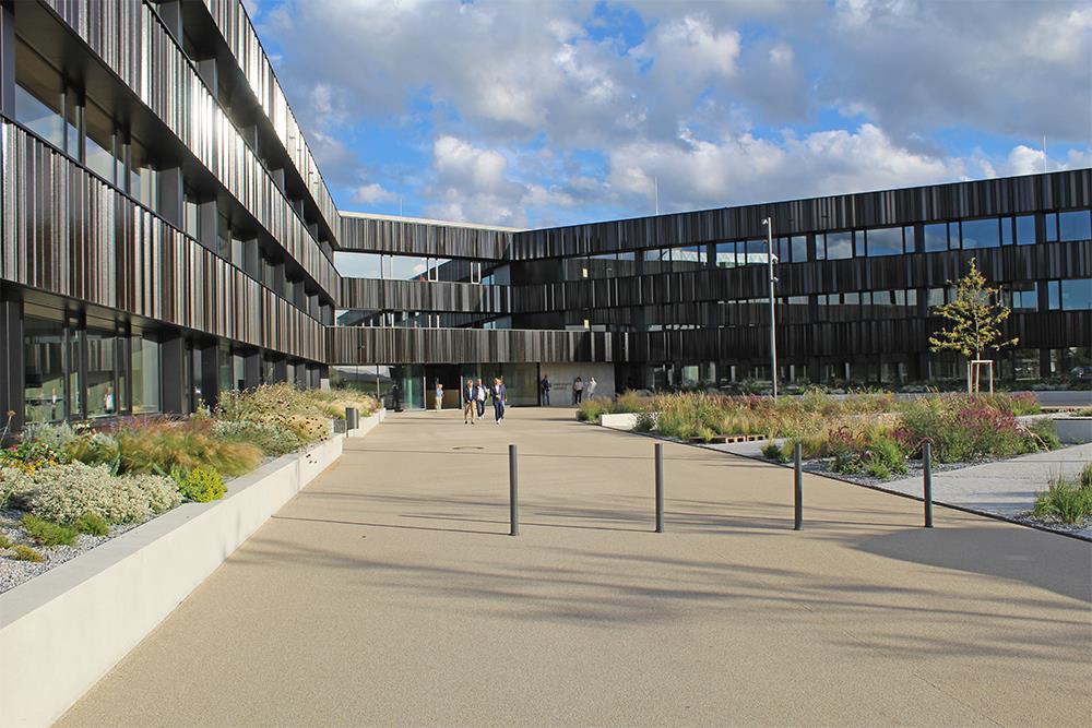 Eingang-LRA-Essenbach Eingang zu großem Bürogebäude mit schwarzer Fassade