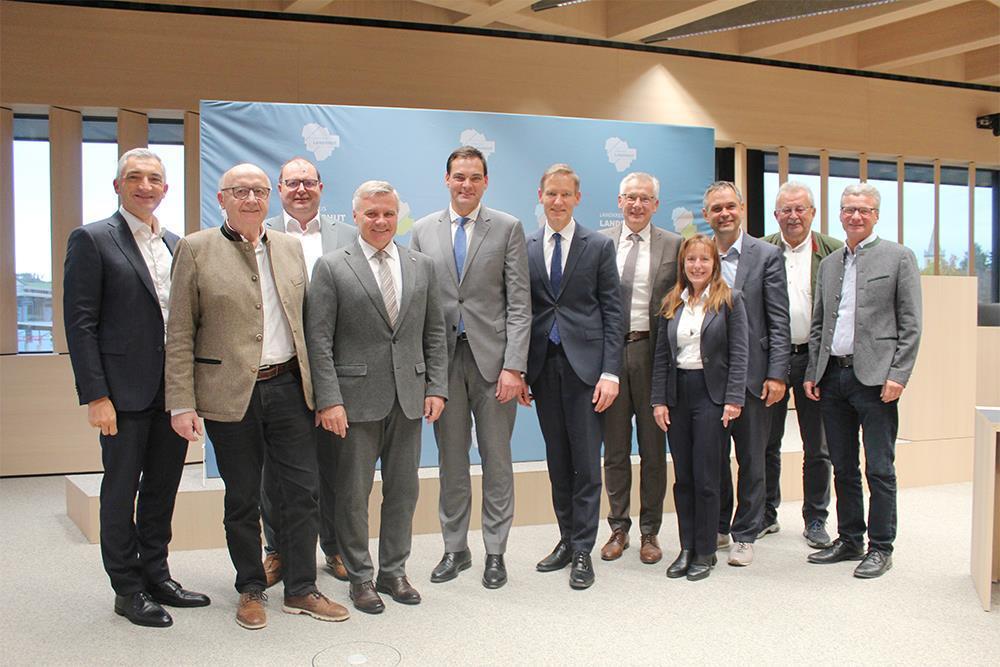 Landrätetagung-Landratsamt-Landshut-Essenbach Eine Frau und mehrere Männer stehen in einem Besprechungsraum