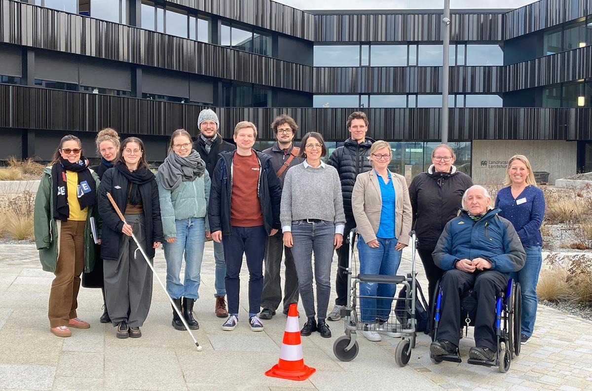 Personen vor Landratsamt-Gebäude