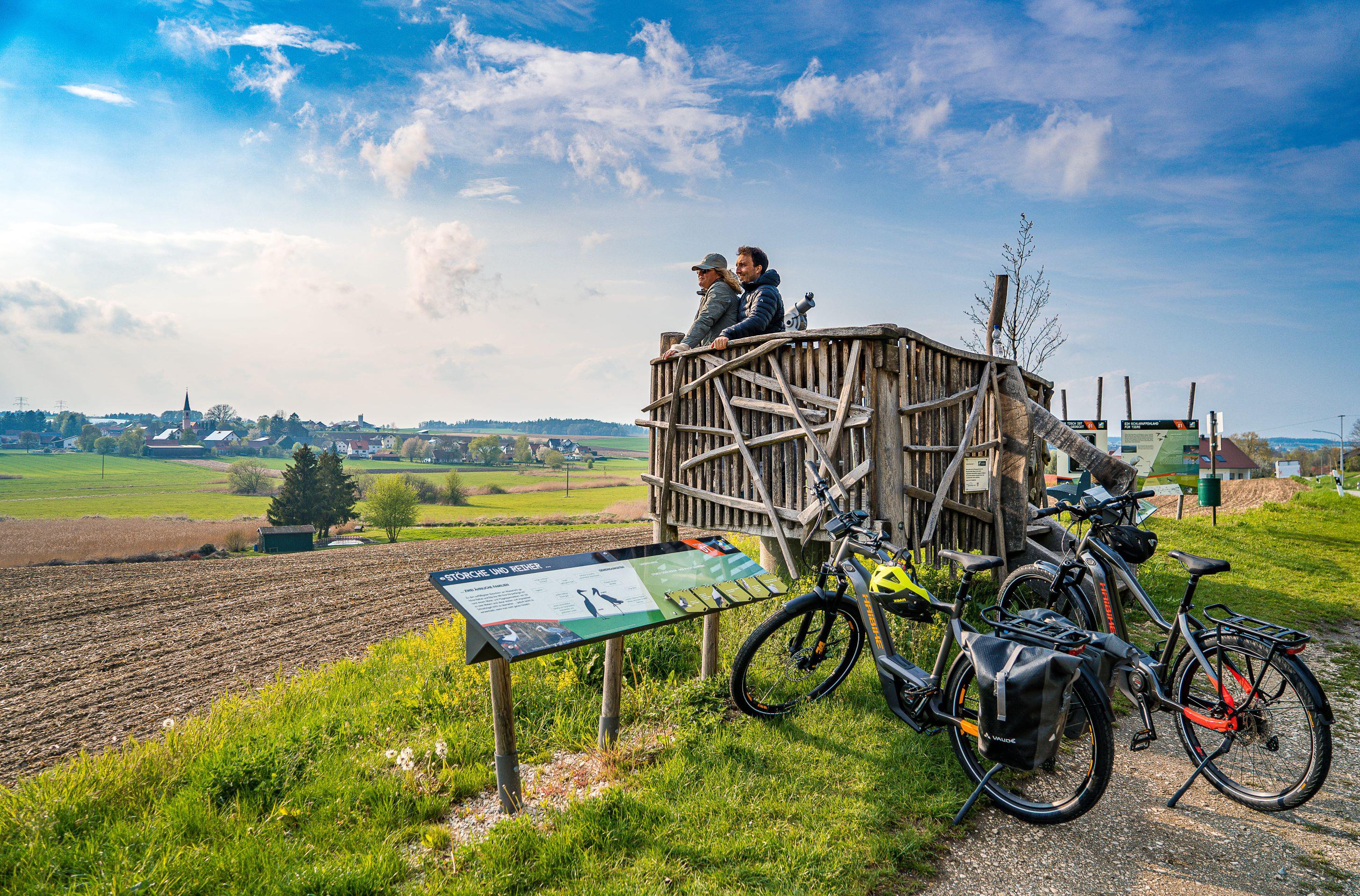 Aussichtsturm auf dem Weg einer Fahrradstrecke
