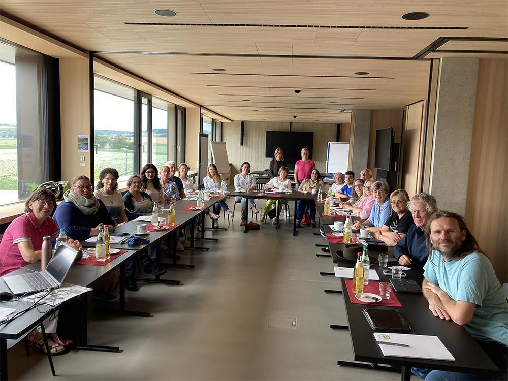 Gruppe von Menschen in einem Besprechungsraum