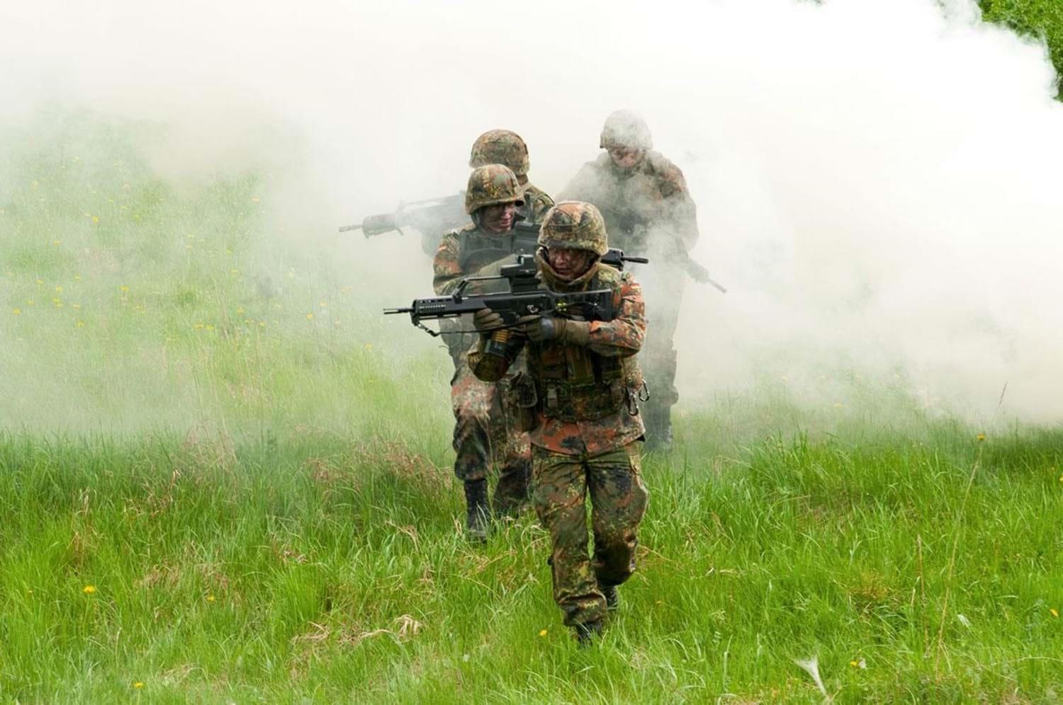 Soldaten auf einer Wiese mit Rauch